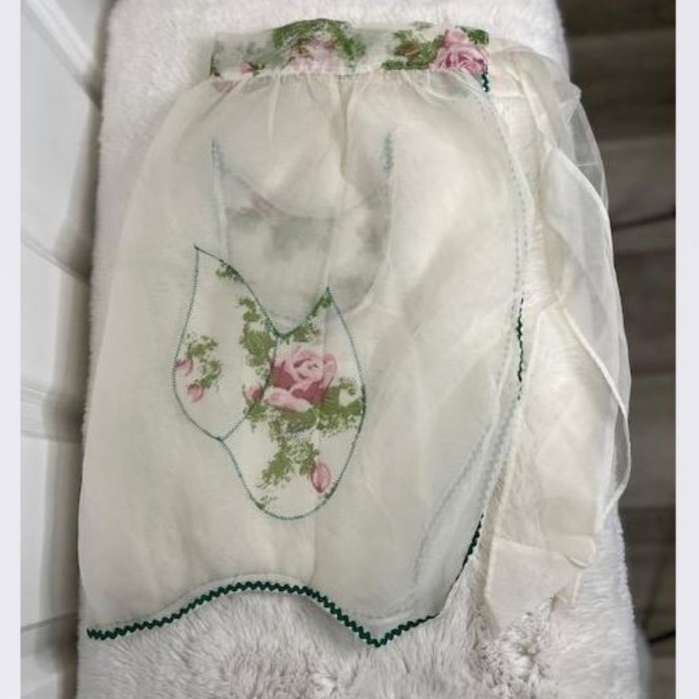 Vintage Apron - Floral detail, Sheer with a Pocket - Ties in the back - Picture 3 of 3